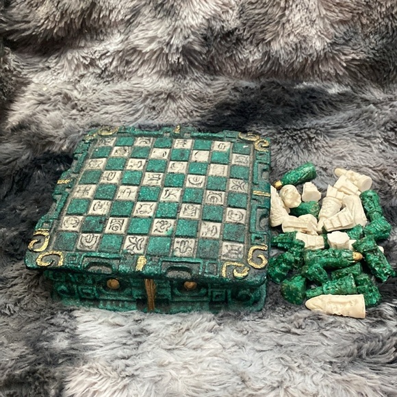 Vintage Mayan Aztec Chess Set Complete Green & White 8x8
inches - Picture 11 of 16
